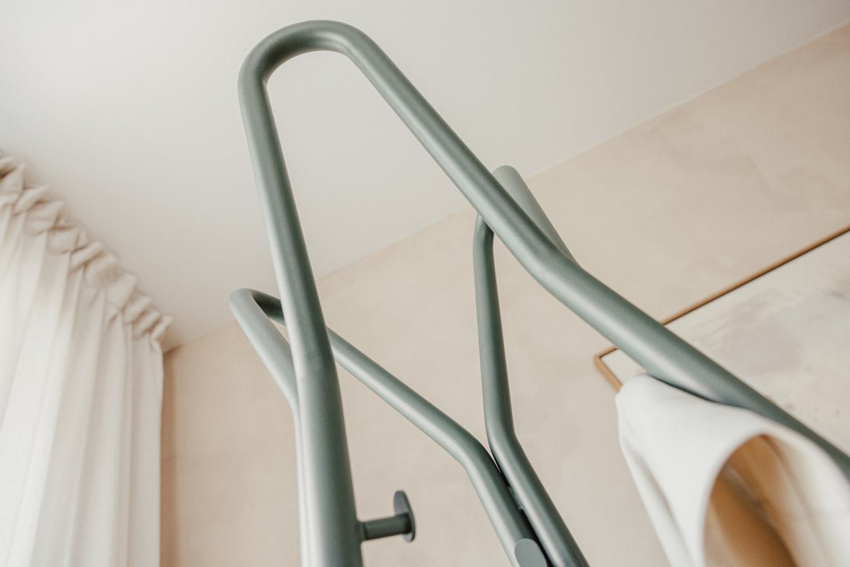 Garderoba Charles – minimalistický stojan na chodbu z ocele