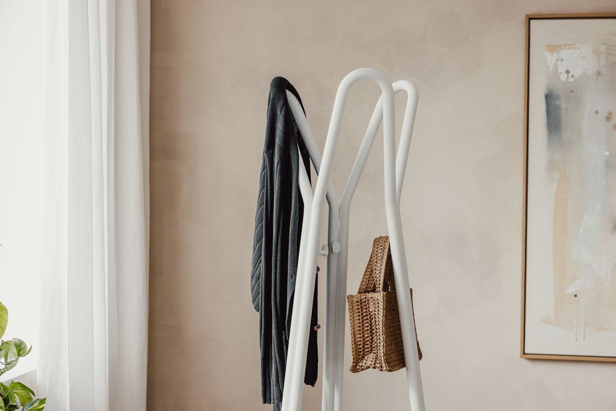 Garderoba Charles – minimalistický stojan na chodbu z ocele