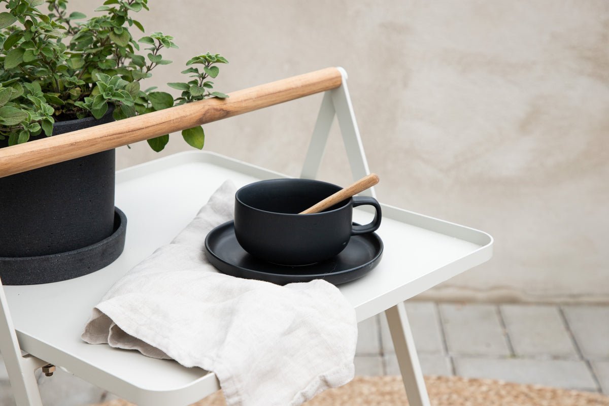 Gartentisch Moyo - ein Beistelltisch mit quadratischer Tischplatte und einem Griff aus Teakholz