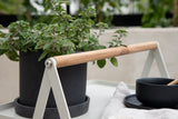 Gartentisch Moyo - ein Beistelltisch mit quadratischer Tischplatte und einem Griff aus Teakholz