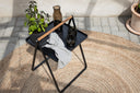 Gartentisch Moyo - ein Beistelltisch mit quadratischer Tischplatte und einem Griff aus Teakholz