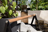 Gartentisch Moyo - ein Beistelltisch mit quadratischer Tischplatte und einem Griff aus Teakholz