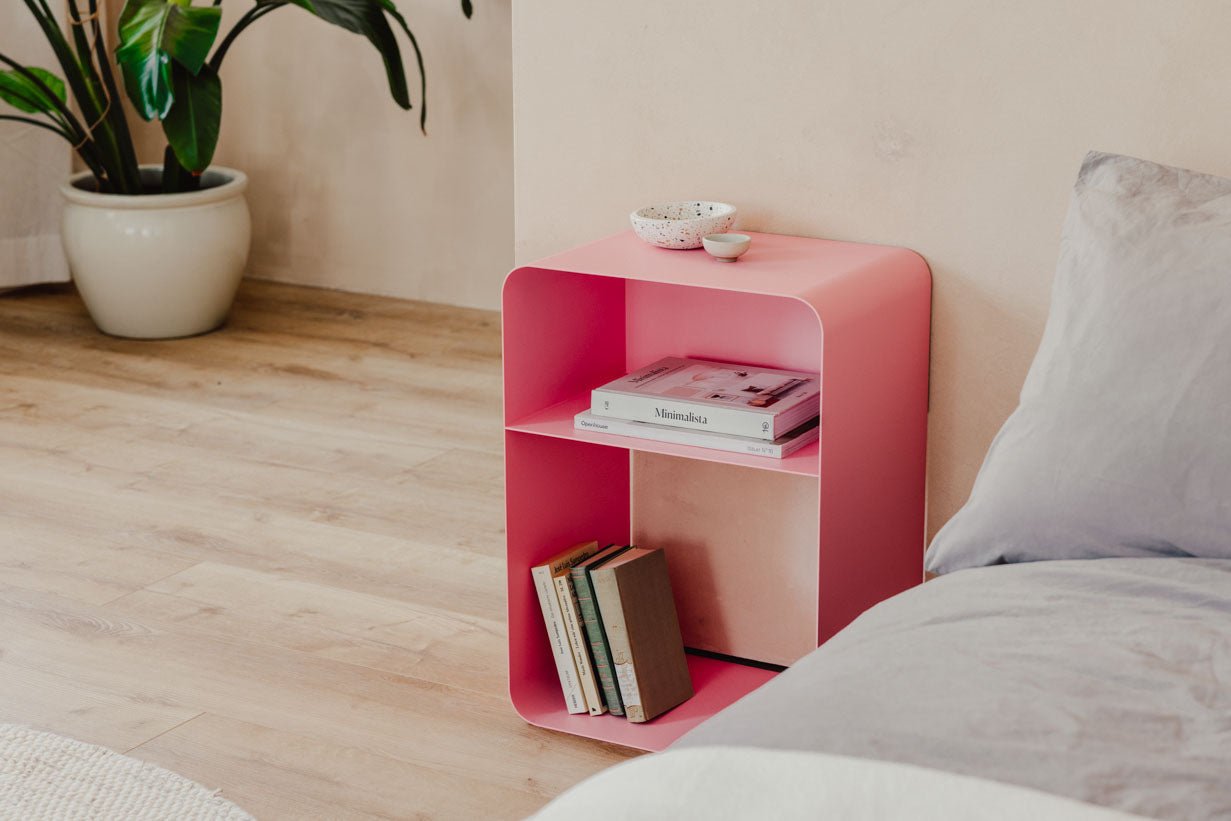 Nočný stolík Damio – minimalistický dizajn z práškovo lakovaného kovu