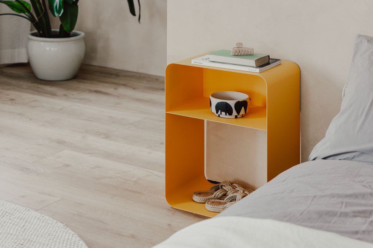 Nočný stolík Damio – minimalistický dizajn z práškovo lakovaného kovu