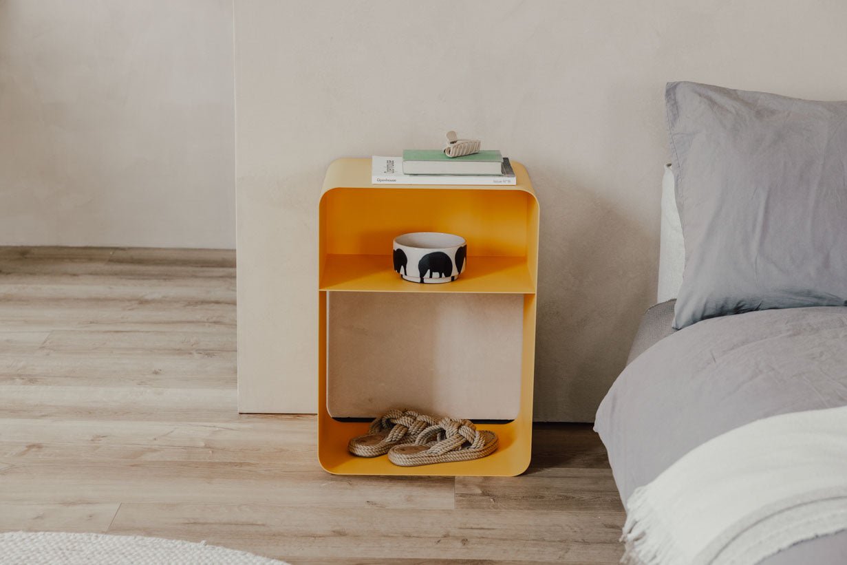 Nočný stolík Damio – minimalistický dizajn z práškovo lakovaného kovu