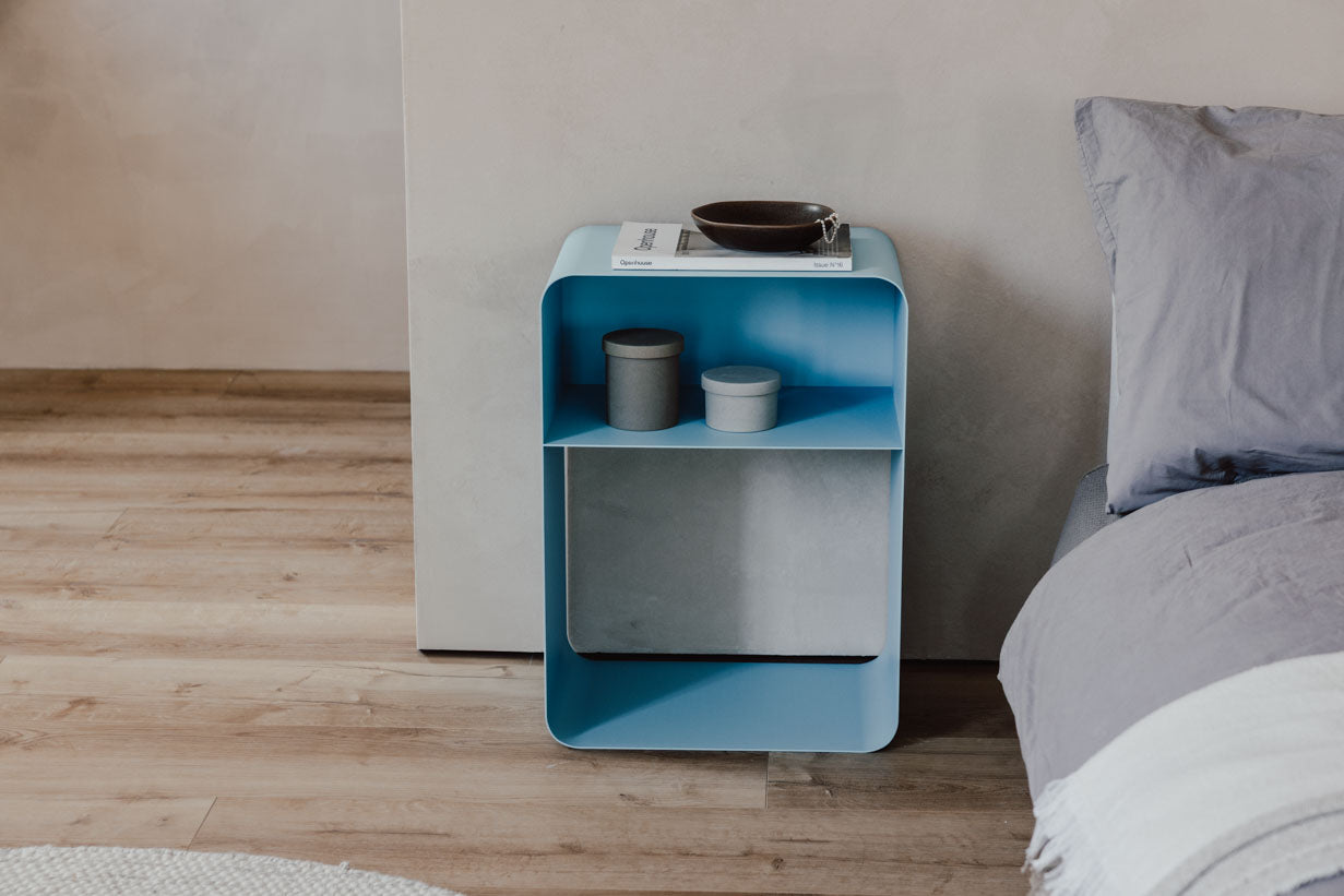 Nočný stolík Damio – minimalistický dizajn z práškovo lakovaného kovu