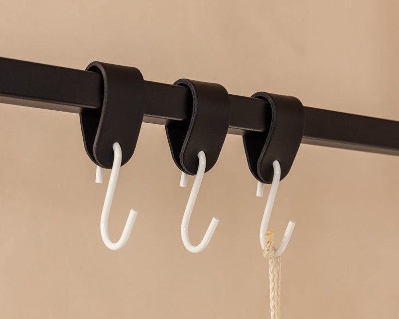 Kožený vešiak na oblečenie Arcoro z ocele a pravej kože