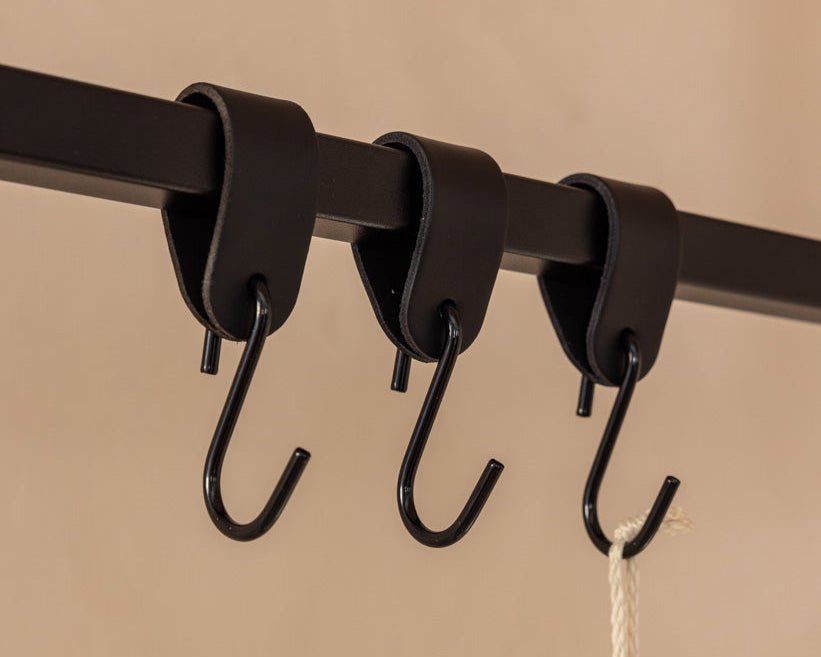 Kožený vešiak na oblečenie Arcoro z ocele a pravej kože