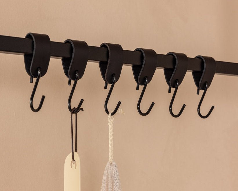 Kožený vešiak na oblečenie Arcoro z ocele a pravej kože