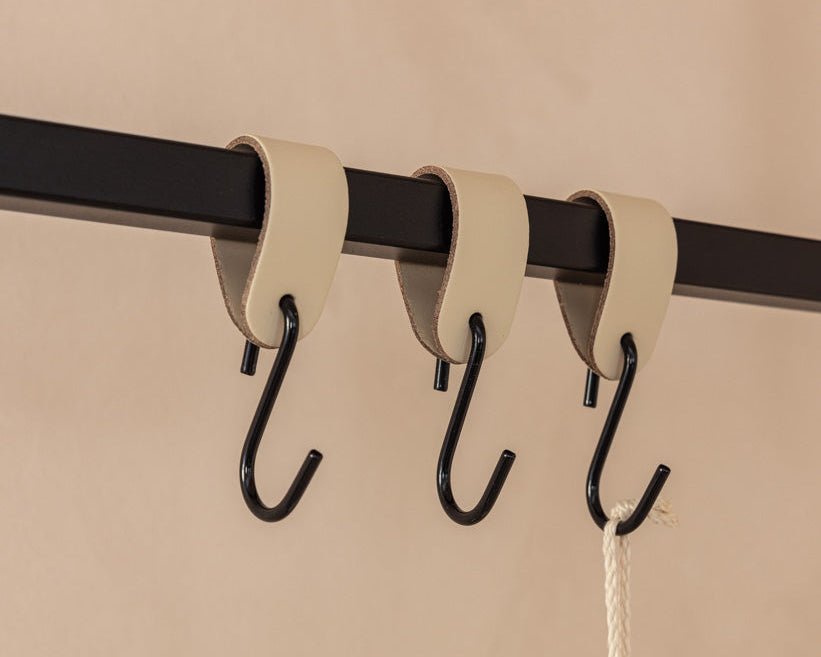 Kožený vešiak na oblečenie Arcoro z ocele a pravej kože