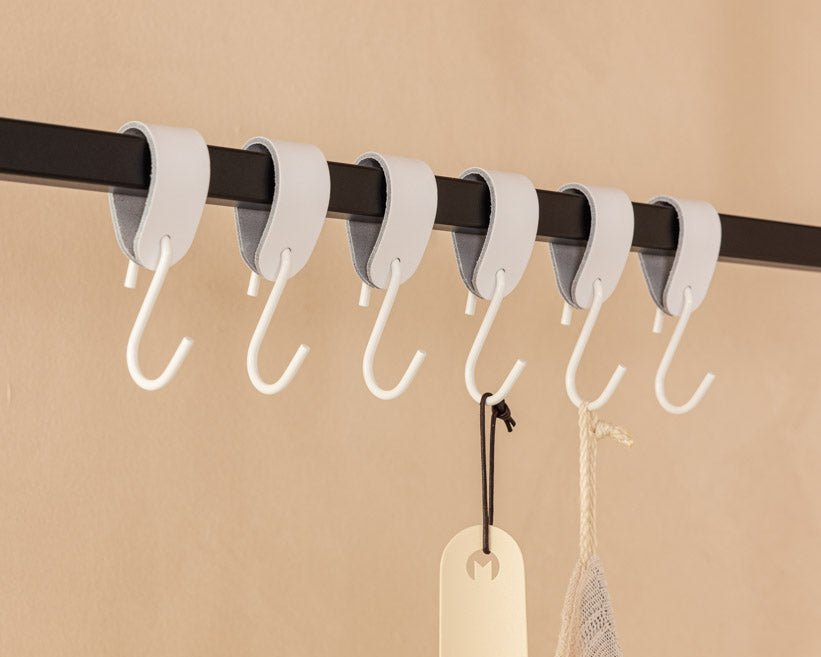 Kožený vešiak na oblečenie Arcoro z ocele a pravej kože