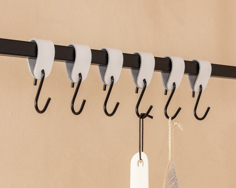 Kožený vešiak na oblečenie Arcoro z ocele a pravej kože