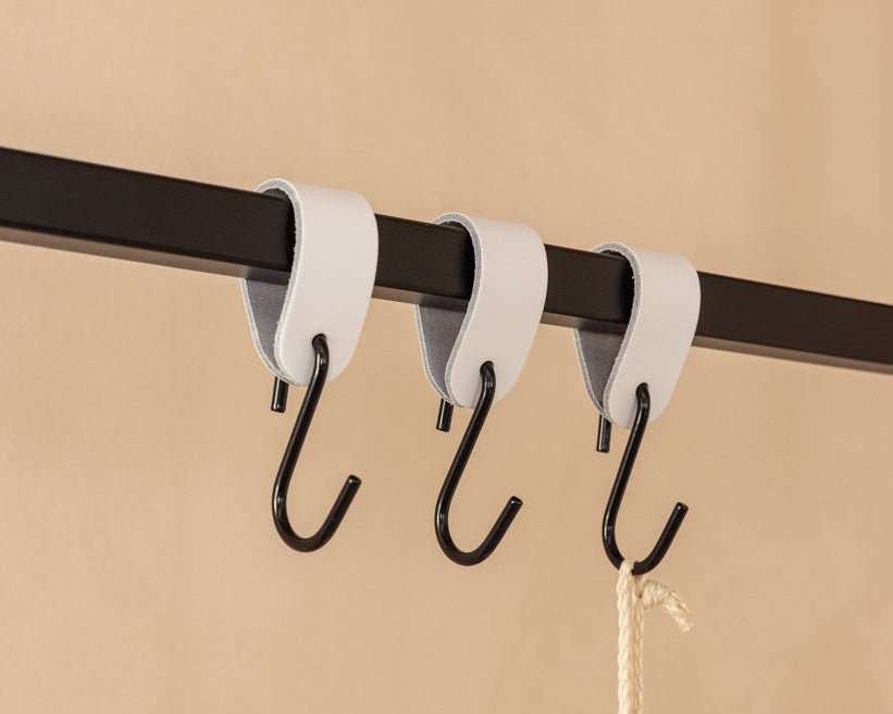 Kožený vešiak na oblečenie Arcoro z ocele a pravej kože