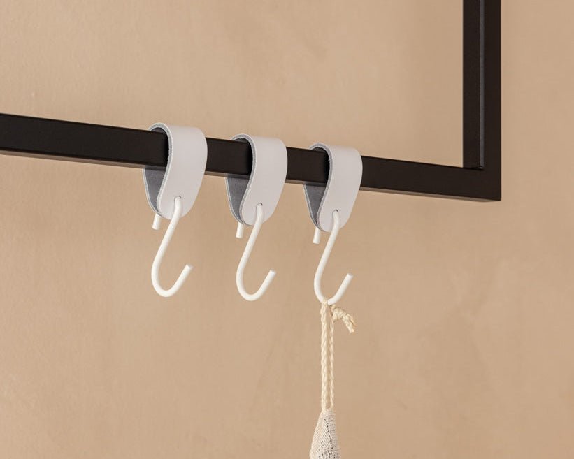 Kožený vešiak na oblečenie Arcoro z ocele a pravej kože