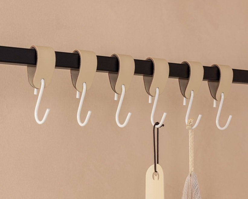 Kožený vešiak na oblečenie Arcoro z ocele a pravej kože