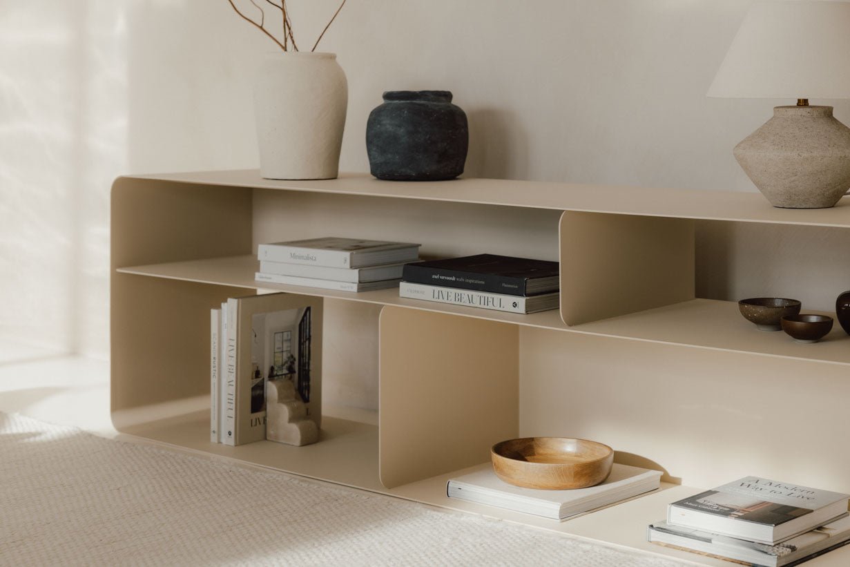 Lowboard Tavir – práškovo lakovaná oceľ v retro vzhľade