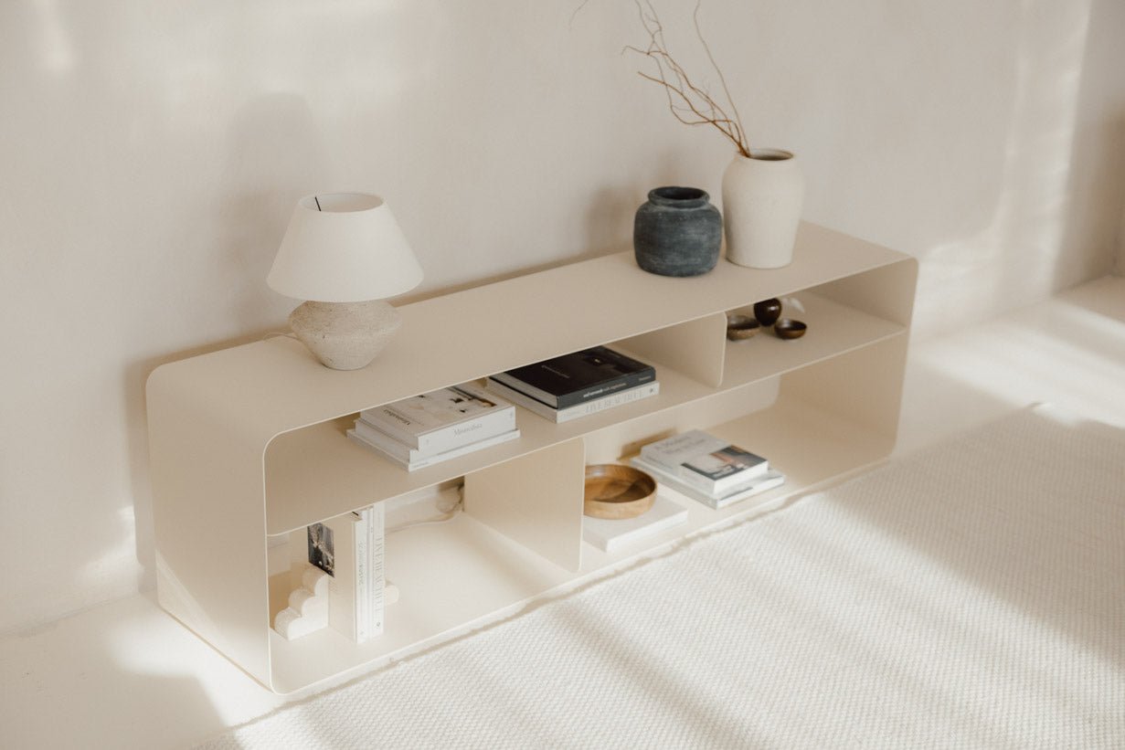 Lowboard Tavir – práškovo lakovaná oceľ v retro vzhľade