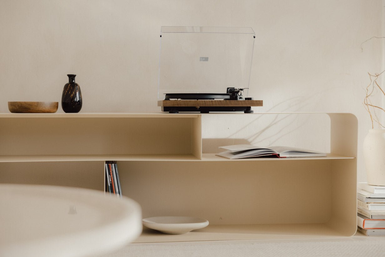 Lowboard Tavir – práškovo lakovaná oceľ v retro vzhľade