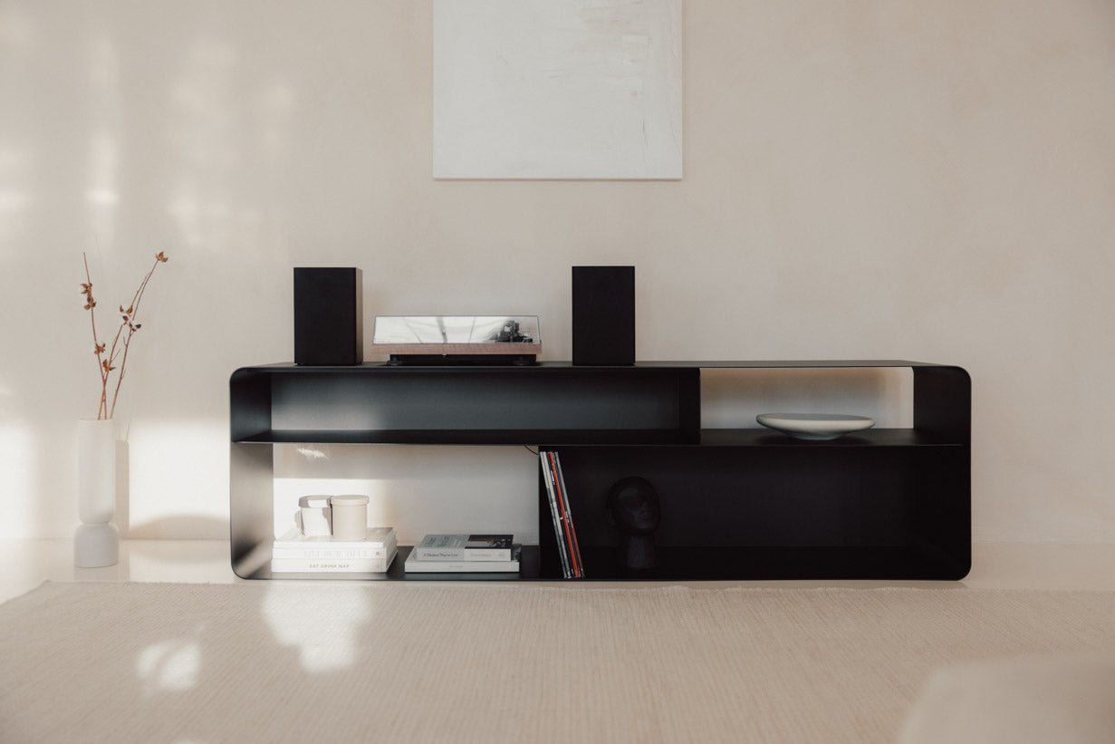 Lowboard Tavir – práškovo lakovaná oceľ v retro vzhľade