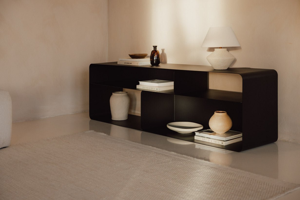 Lowboard Tavir – práškovo lakovaná oceľ v retro vzhľade