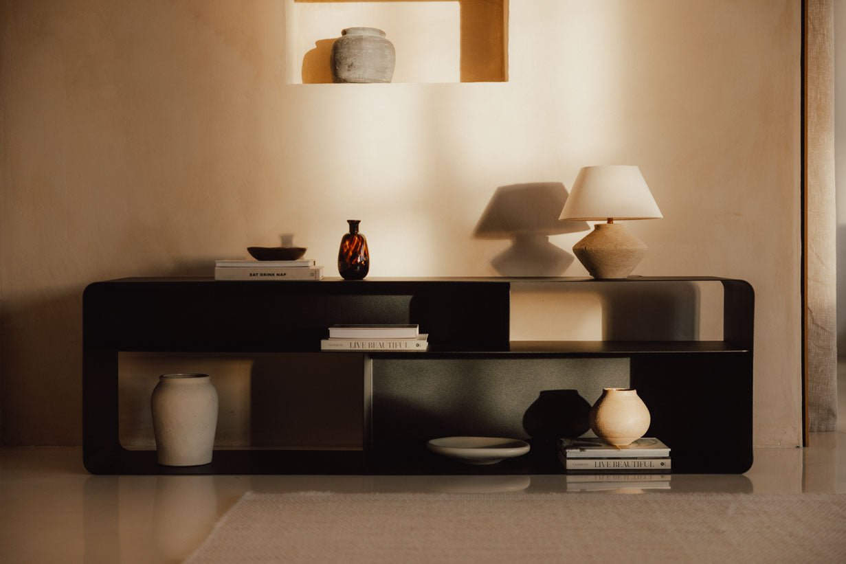 Lowboard Tavir – práškovo lakovaná oceľ v retro vzhľade