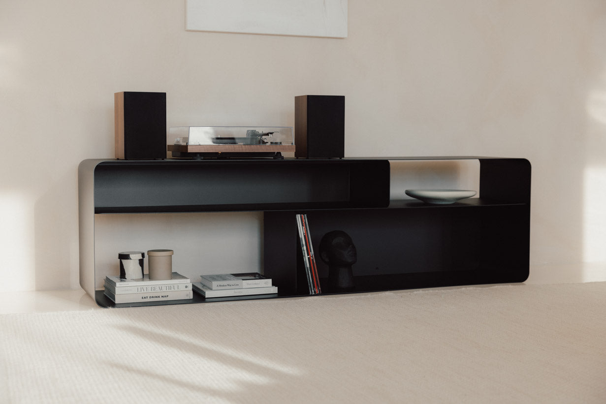 Lowboard Tavir – práškovo lakovaná oceľ v retro vzhľade