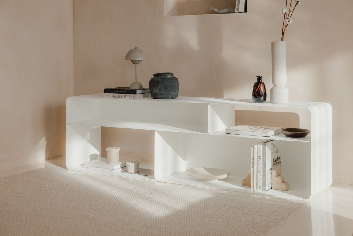 Lowboard Tavir – práškovo lakovaná oceľ v retro vzhľade