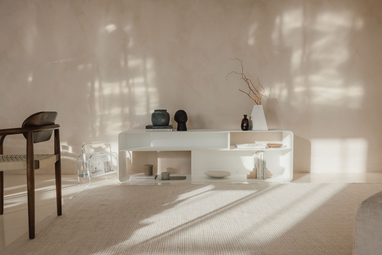 Lowboard Tavir – práškovo lakovaná oceľ v retro vzhľade