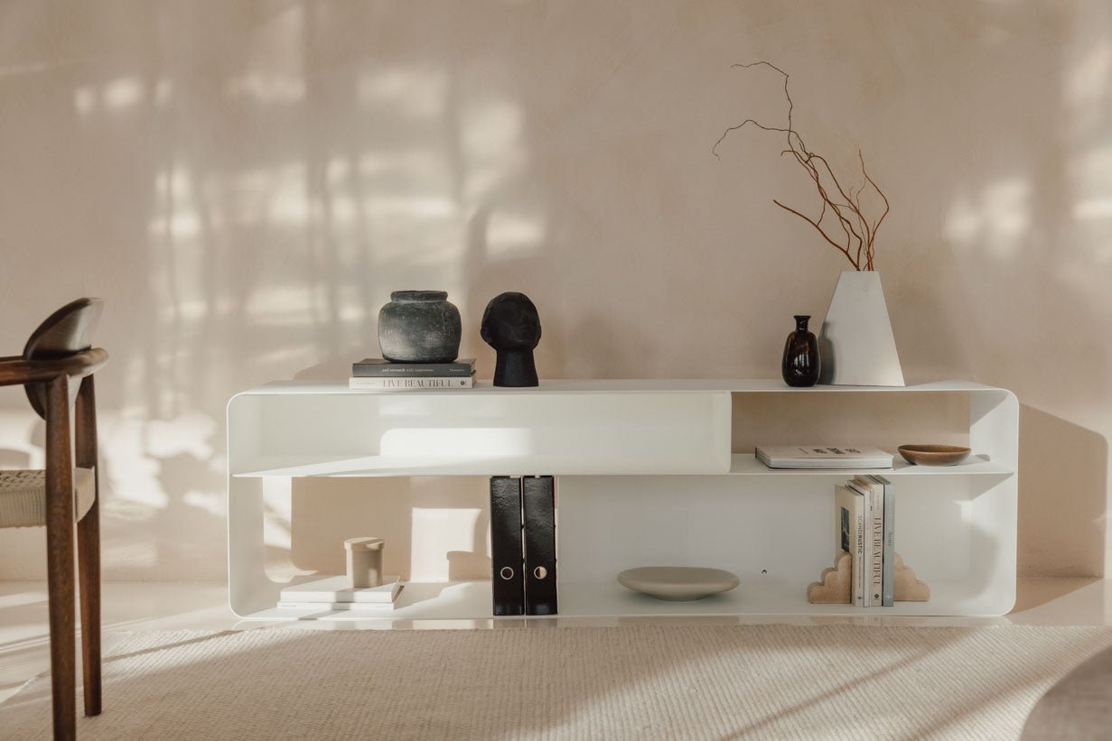 Lowboard Tavir – práškovo lakovaná oceľ v retro vzhľade