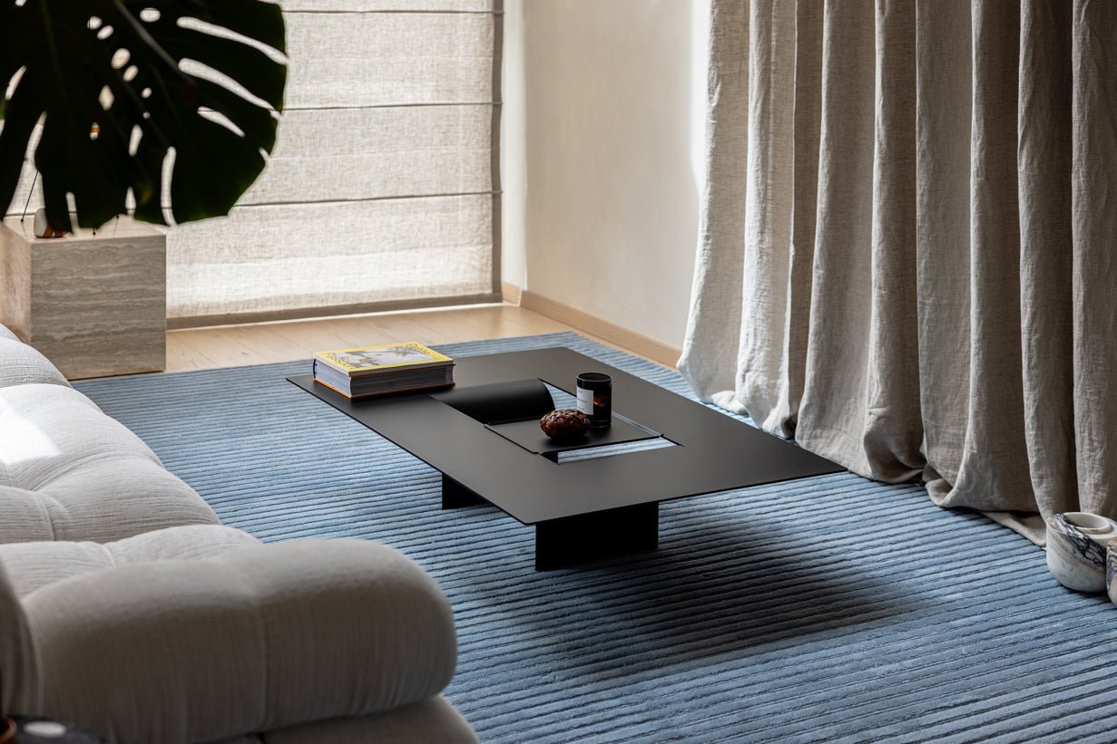 Konferenčný stolík Cut – minimalistický oceľový dizajn s kreatívnym otvorom