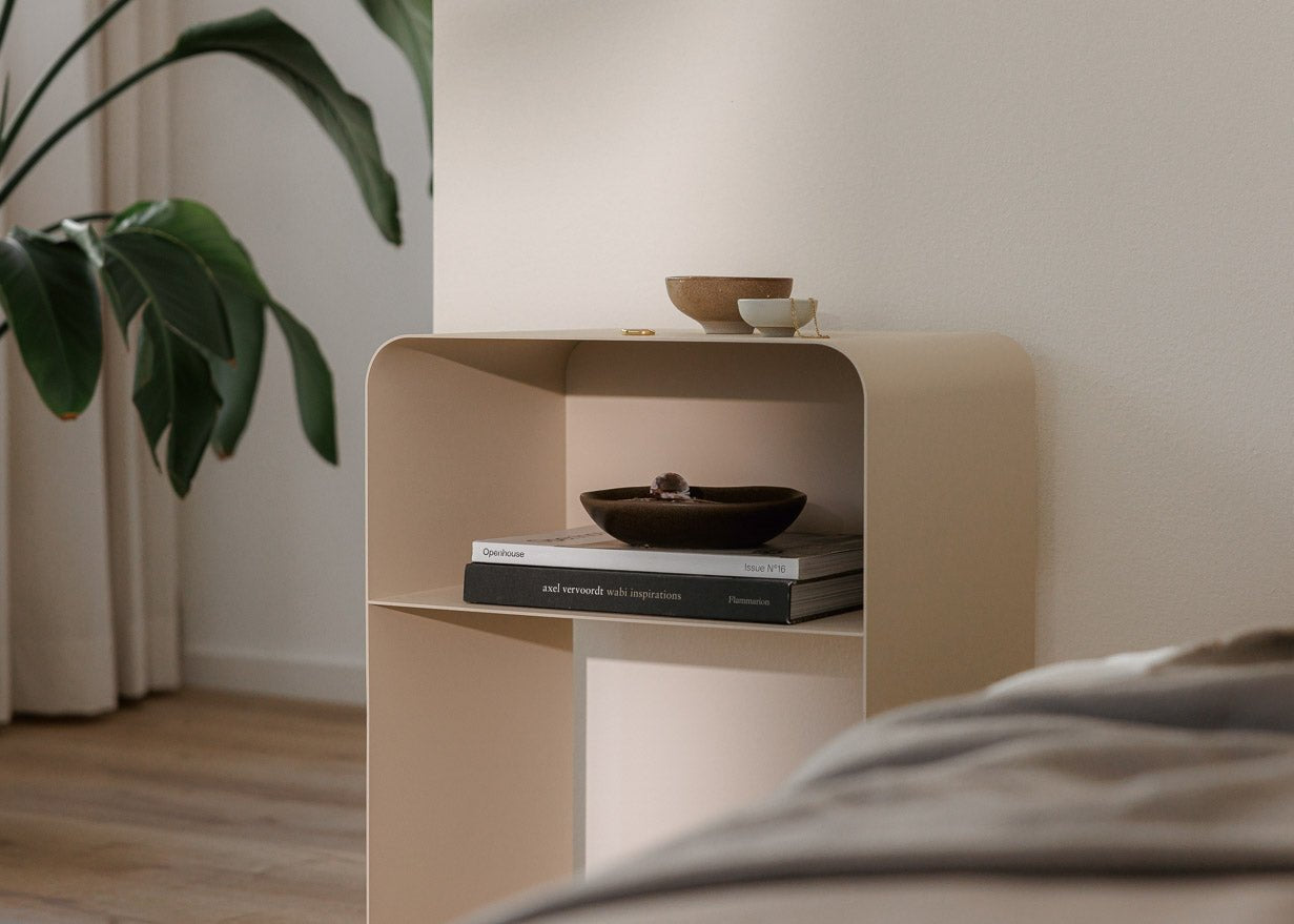 Nočný stolík Damio – minimalistický dizajn z práškovo lakovaného kovu