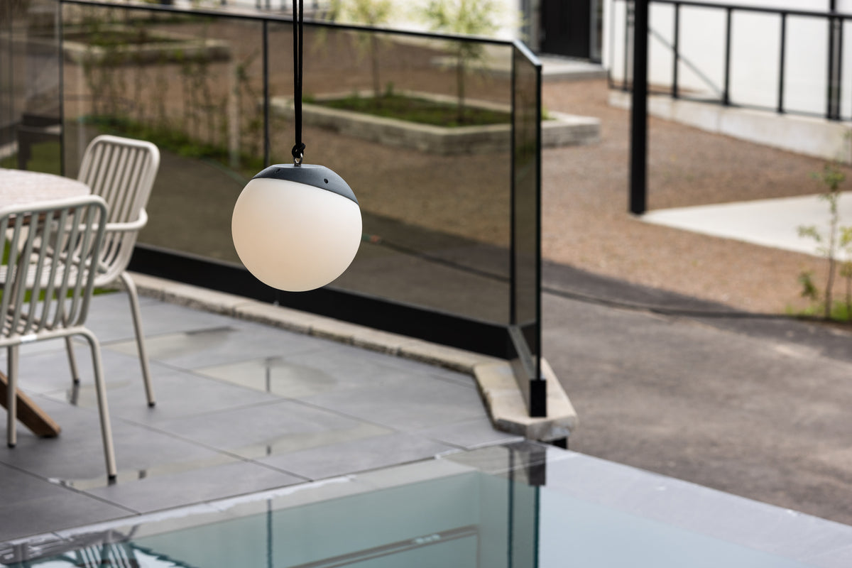 Outdoor-Pendelleuchte „Ilona" – batteriebetrieben aus Kunststoff in Schwarz-Weiß