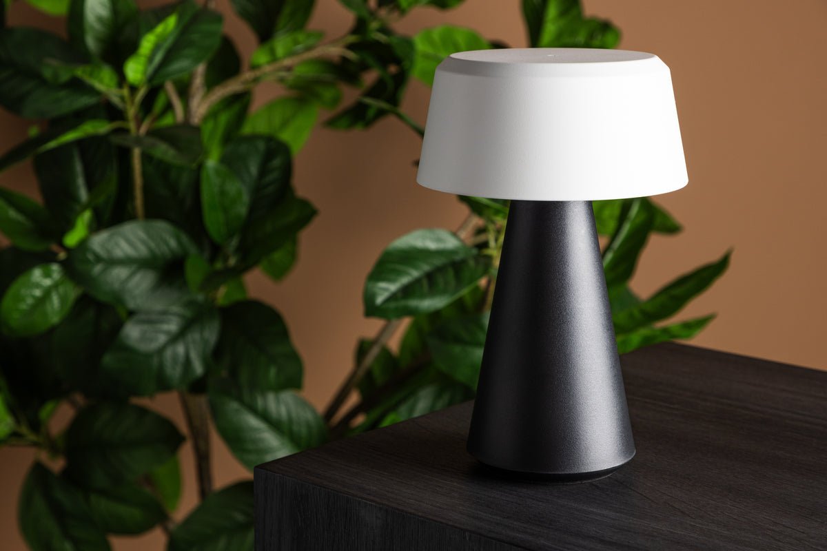 Outdoor-Tischlampe „Lynora“ – kabellose LED-Außenlampe in Schwarz-Weiß