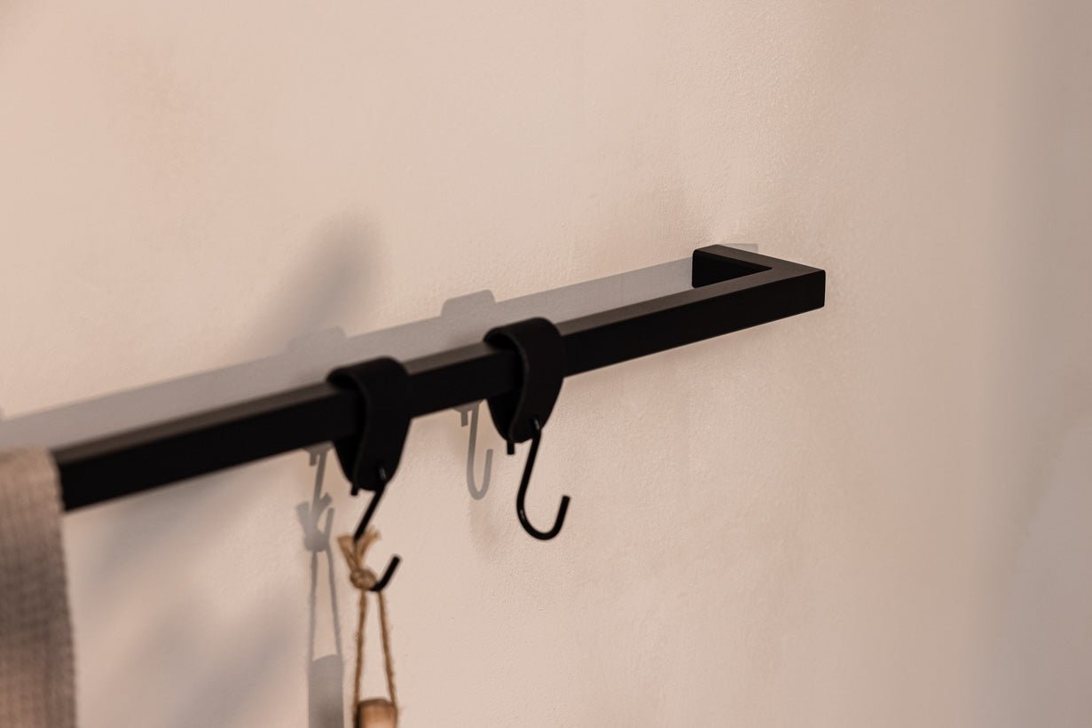 Kožený vešiak na oblečenie Arcoro z ocele a pravej kože