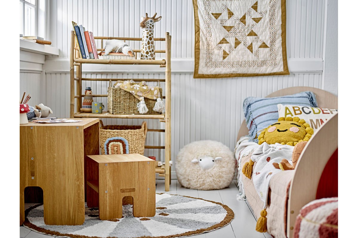 Kinderbett Jalmin – in Holzoptik mit Regenbogen-Design & abnehmbarer Seitenstütze