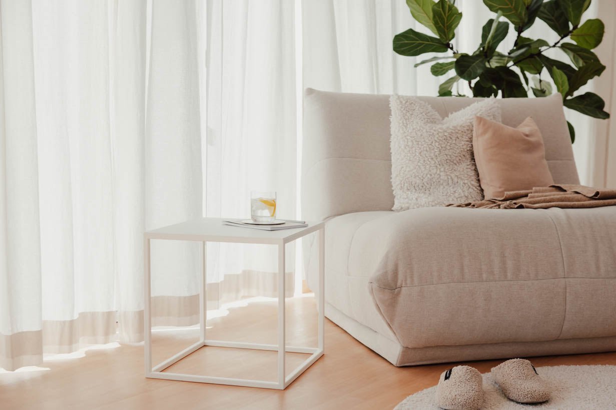 Konferenčný stolík/prístavný stolík Soli X – minimalistický dizajn z oceľového plechu a kovu