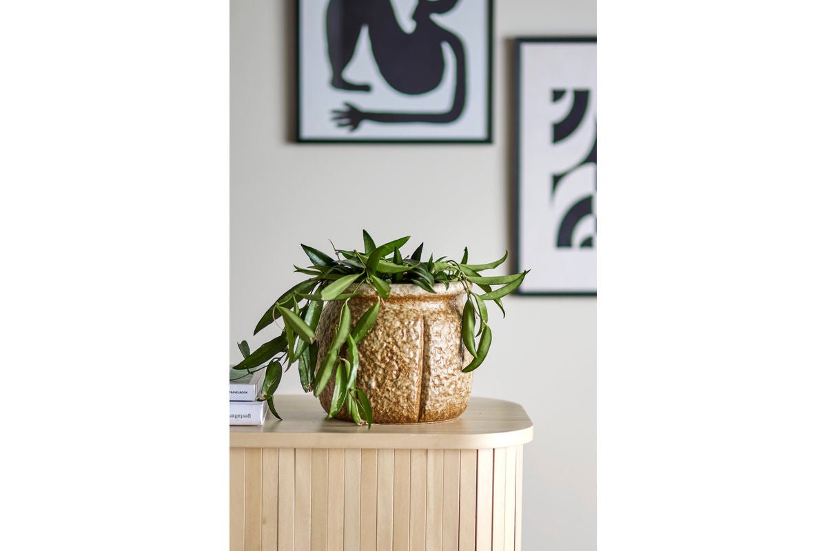 Kvetináč Norell – kamenina s individuálnou glazúrou v hnedej farbe