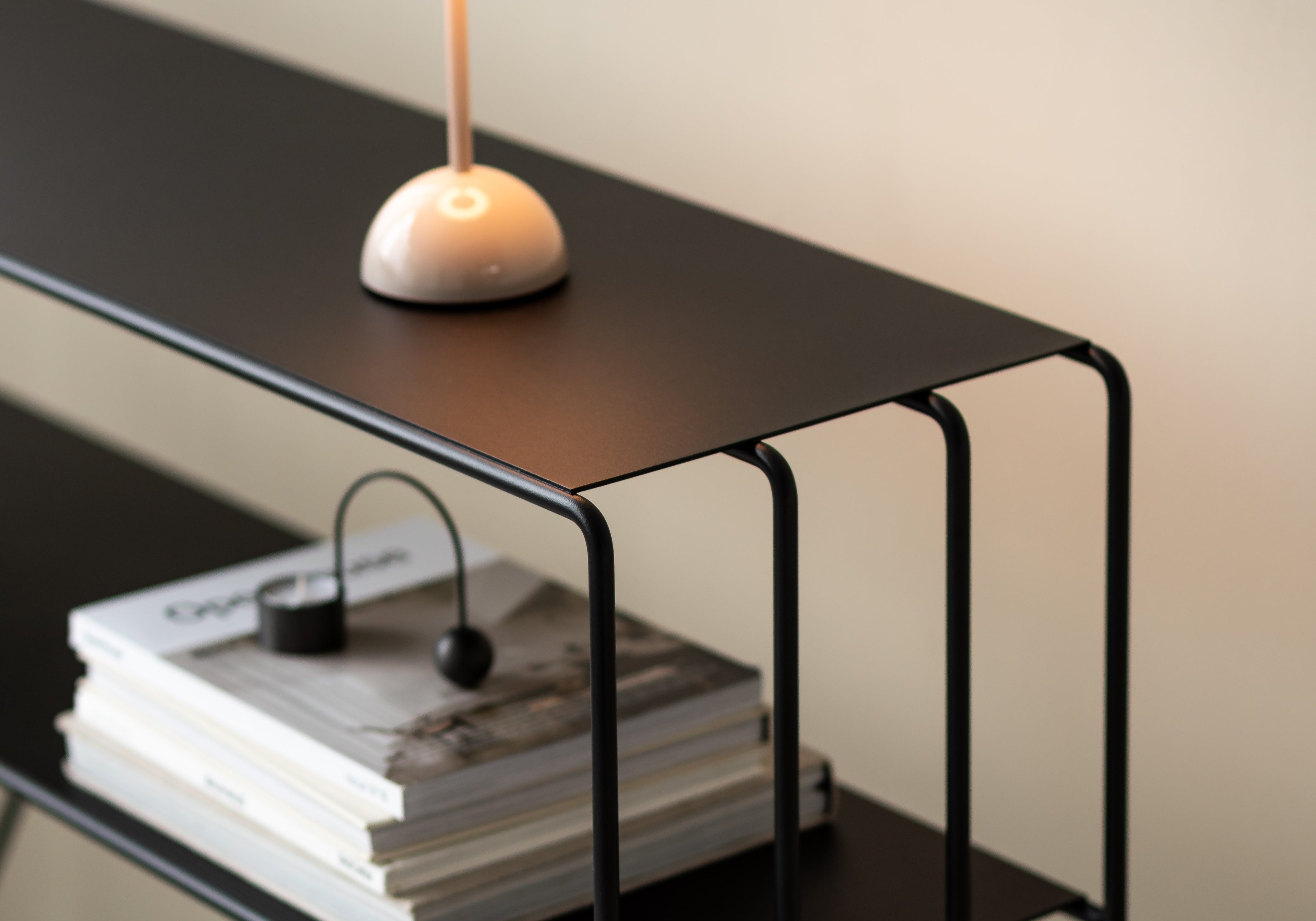 Komoda Ria – kovový dizajn s dvoma policami