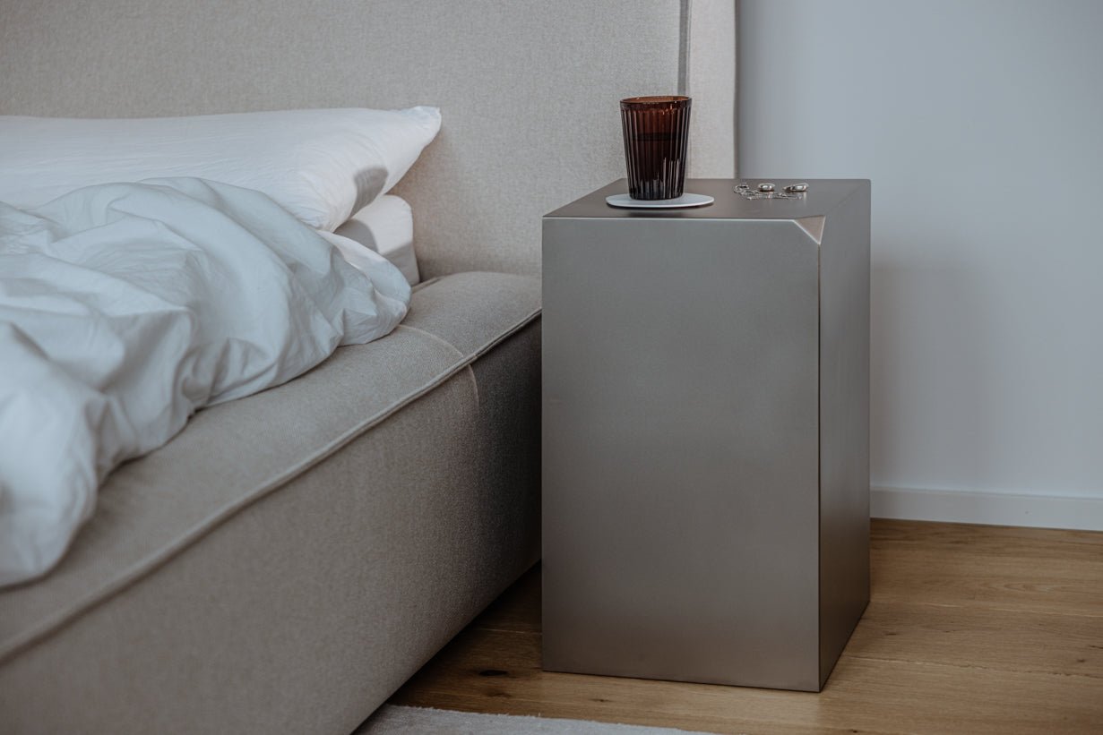 Prístavný stolík/nočný stolík RAW C – nerezový kocka s integrovanou poličkou