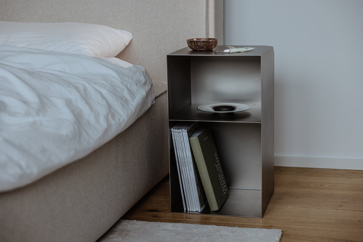 Prístavný stolík/nočný stolík RAW C – nerezový kocka s integrovanou poličkou