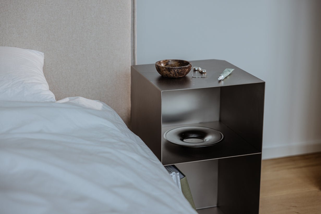 Prístavný stolík/nočný stolík RAW C – nerezový kocka s integrovanou poličkou