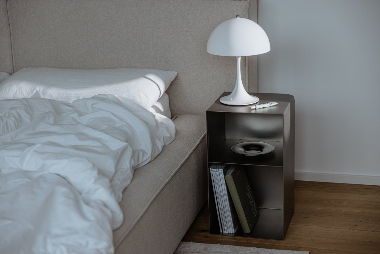 Prístavný stolík/nočný stolík RAW C – nerezový kocka s integrovanou poličkou