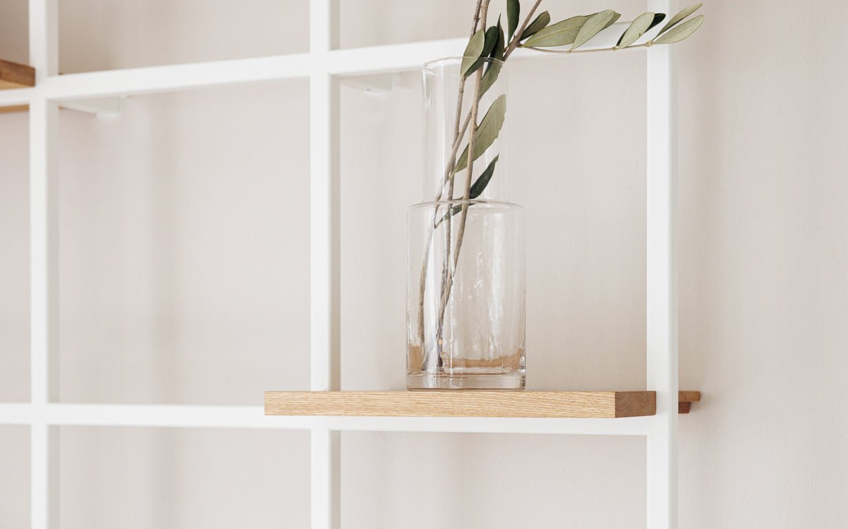 Nástenný regál Rivo – flexibilný kovový regál so zasúvacím systémom