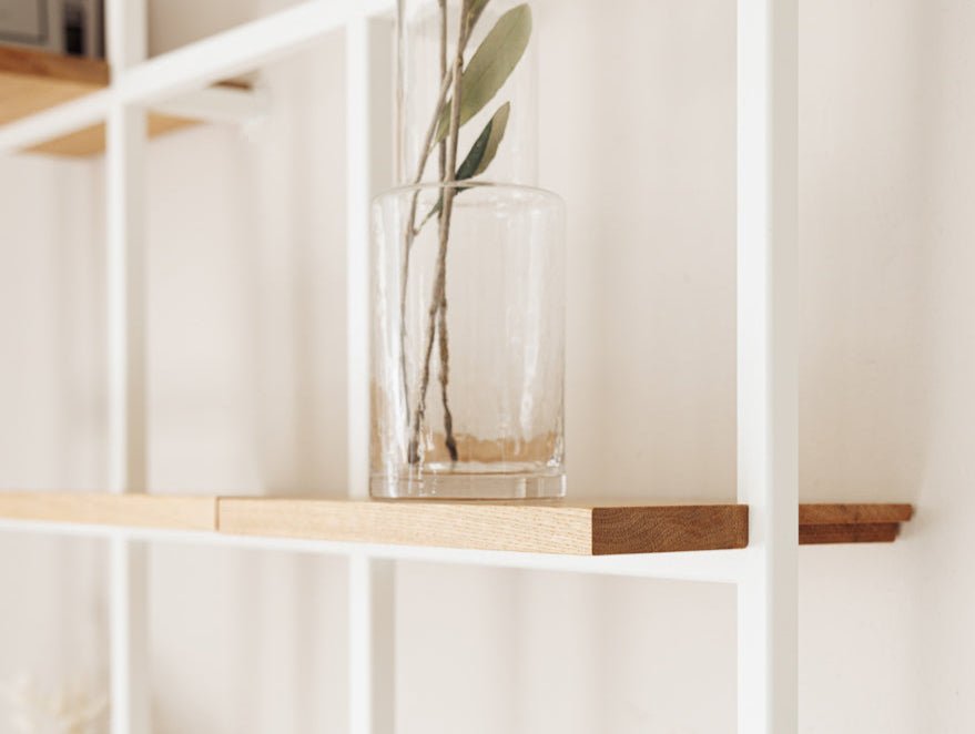 Nástenný regál Rivo – flexibilný kovový regál so zasúvacím systémom